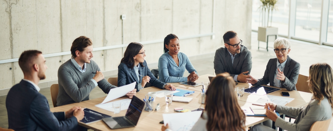 Geschäftsteam in einem modernen Besprechungsraum bei der Zusammenarbeit und Projektbesprechung.