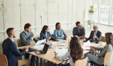 Geschäftsteam in einem modernen Besprechungsraum bei der Zusammenarbeit und Projektbesprechung.