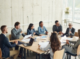 Geschäftsteam in einem modernen Besprechungsraum bei der Zusammenarbeit und Projektbesprechung.